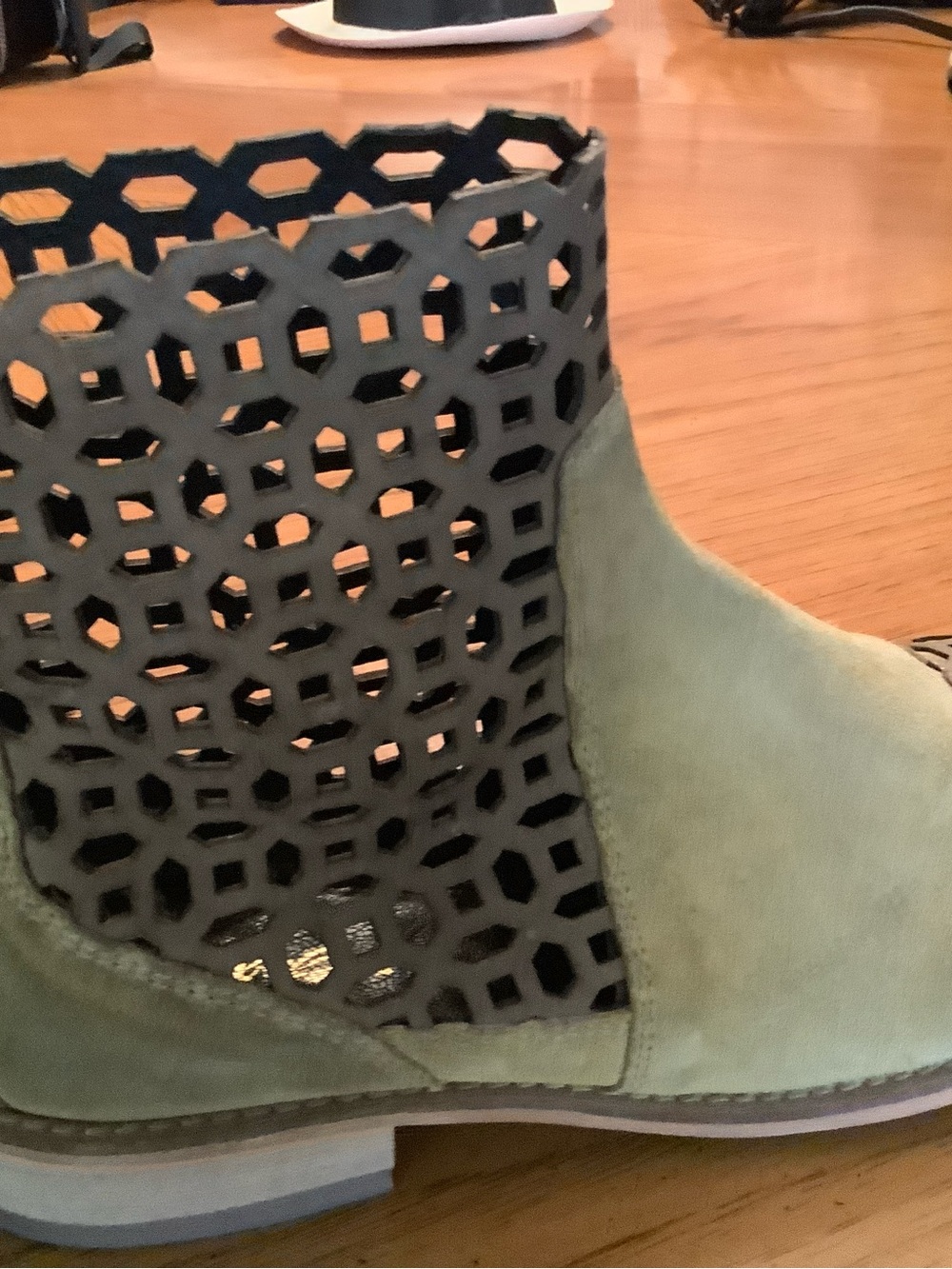Rebels Tan and Brown Suede Cutout Ankle Bootie Sz 9M